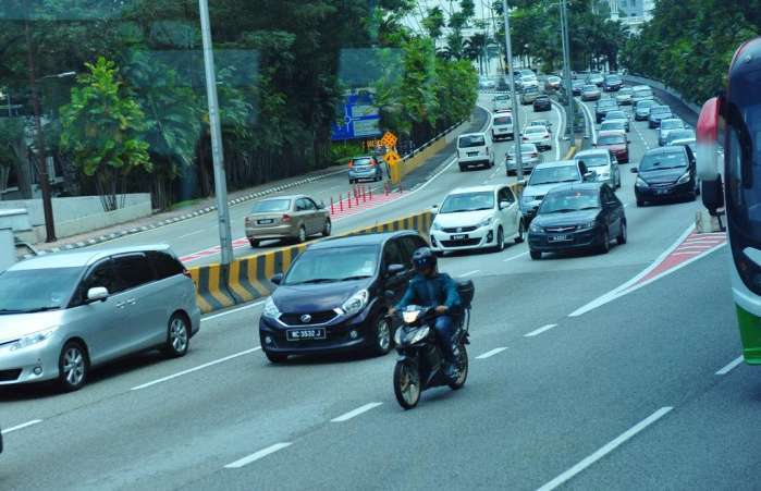 馬路上的摩托車主像賽手，汽車避讓人提醒 去這些國(guó)家請(qǐng)注意安全