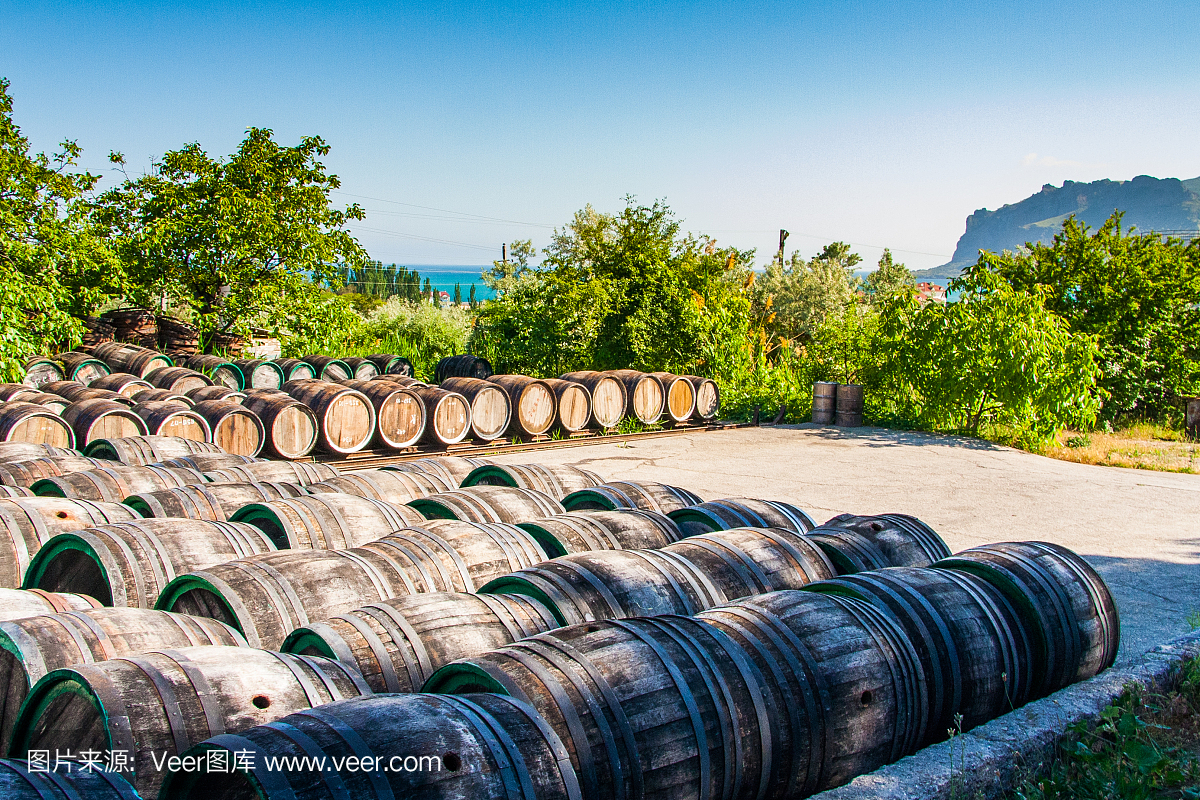 為站在陽(yáng)光下的平臺(tái)酒